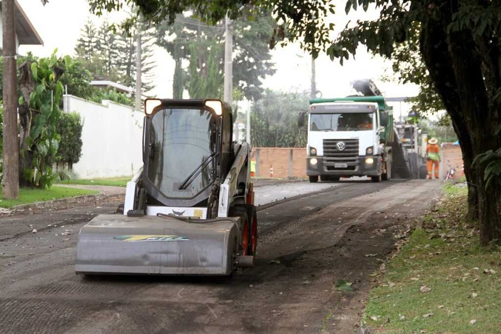 obras-realiza-servico-de-fresagem-em-vias-do-bairro-novo-jaguary