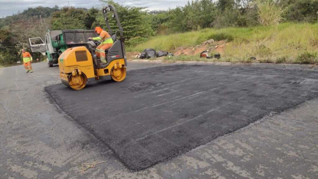 prefeitura-de-jaguariuna-realiza-tapa-buracos-na-estrada-do-tanquinho-e-rua-julio-frank