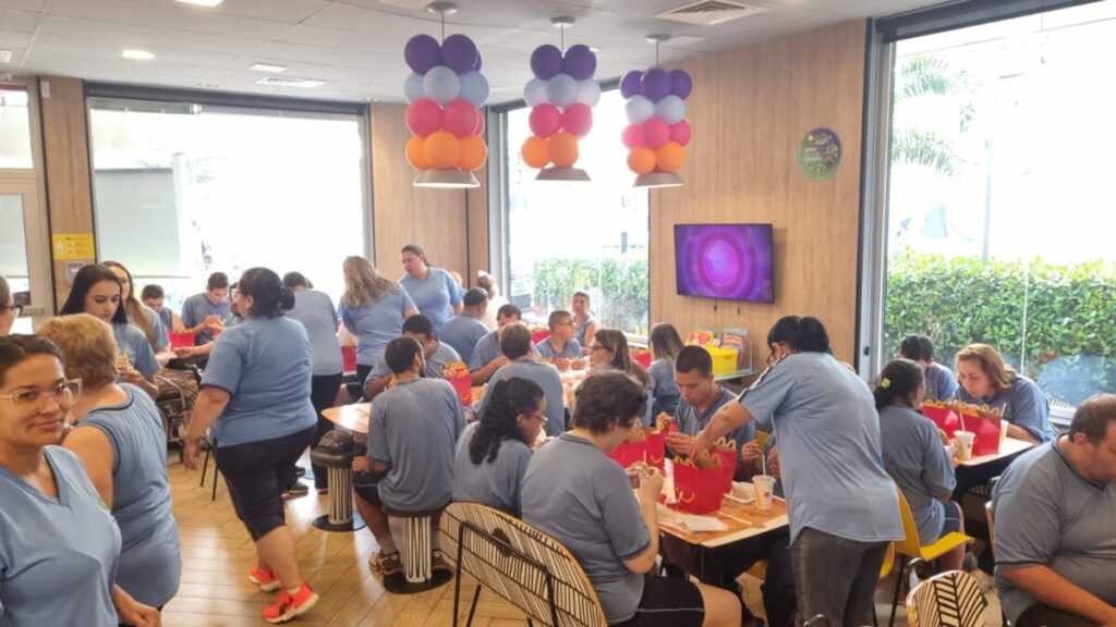 mcdonald’s-de-jaguariuna-presenteia-alunos-e-funcionarios-da-apae-de-santo-antonio-de-posse