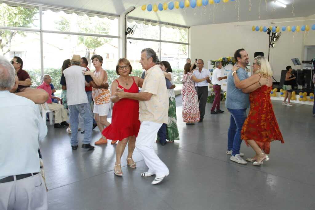 nesta-quinta-tem-especial-de-natal-do-baile-da-terceira-idade-no-parque-serra-dourada
