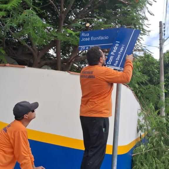 MOBILIDADE URBANA TROCA PLACAS DE SINALIZAÇÃO DE TRÂNSITO E DE NOMES DE RUA mobilidade-urbana-troca-placas-de-sinalizacao-de-transito-e-de-nomes-de-rua