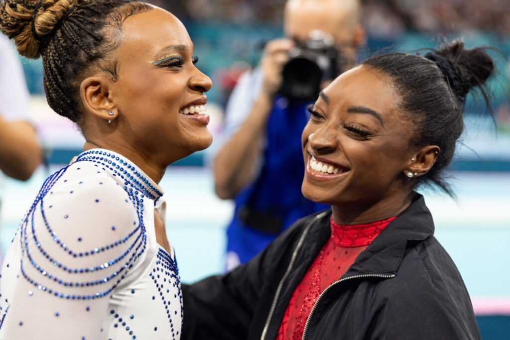 rebeca-andrade-encara-simone-biles-nas-decisoes-de-trave-e-solo.-siga