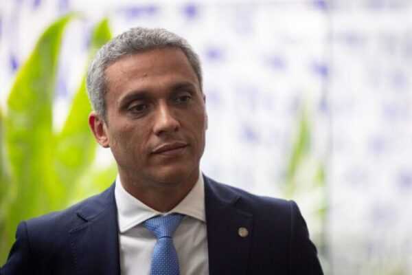 apos-sugerir-gleisi-em-trisal,-gayer-diz-que-nao-quis-“constrange-la”