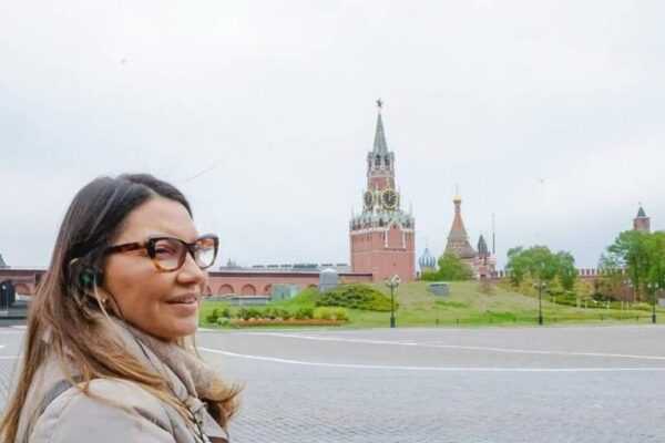 janja-mostra-desembarque-em-moscou-e-visita-ao-kremlin