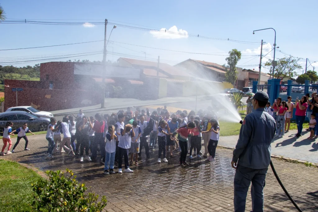 PROGRAMA BOMBEIRO NA ESCOLA REALIZA FORMATURA DE ALUNOS DA REDE MUNICIPAL programa-bombeiro-na-escola-realiza-formatura-de-alunos-da-rede-municipal