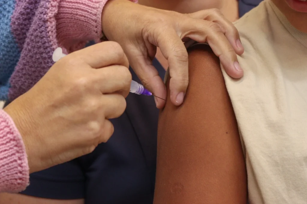 1o-dia-de-campanha-aplica-60-doses-de-vacina-em-alunos-das-escolas-municipais