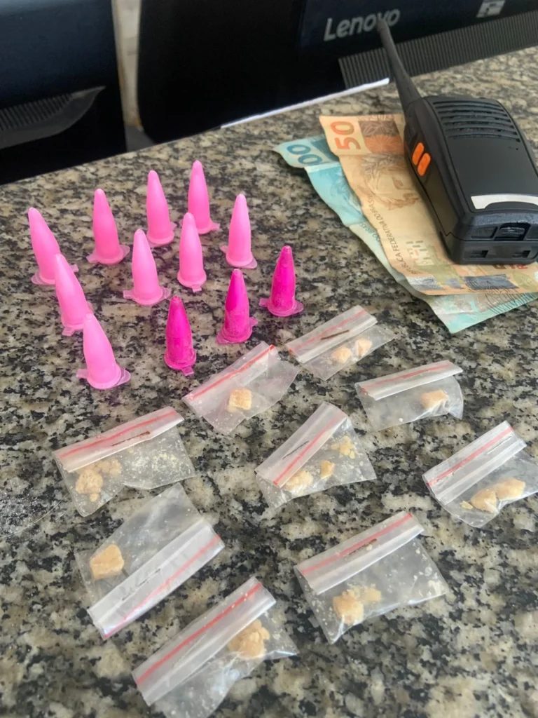 adolescente-e-flagrado-com-drogas-e-radio-comunicador-em-jaguariuna