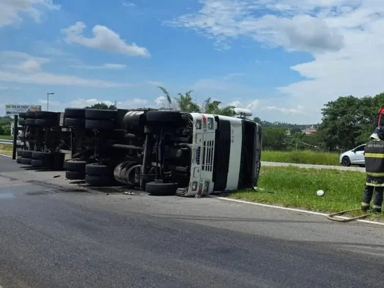 Carreta carregada com cerveja capota na SP-340 e derrama combustível em Jaguariúna carreta-carregada-com-cerveja-tomba-na-sp-340-e-derrama-combustivel-em-jaguariuna