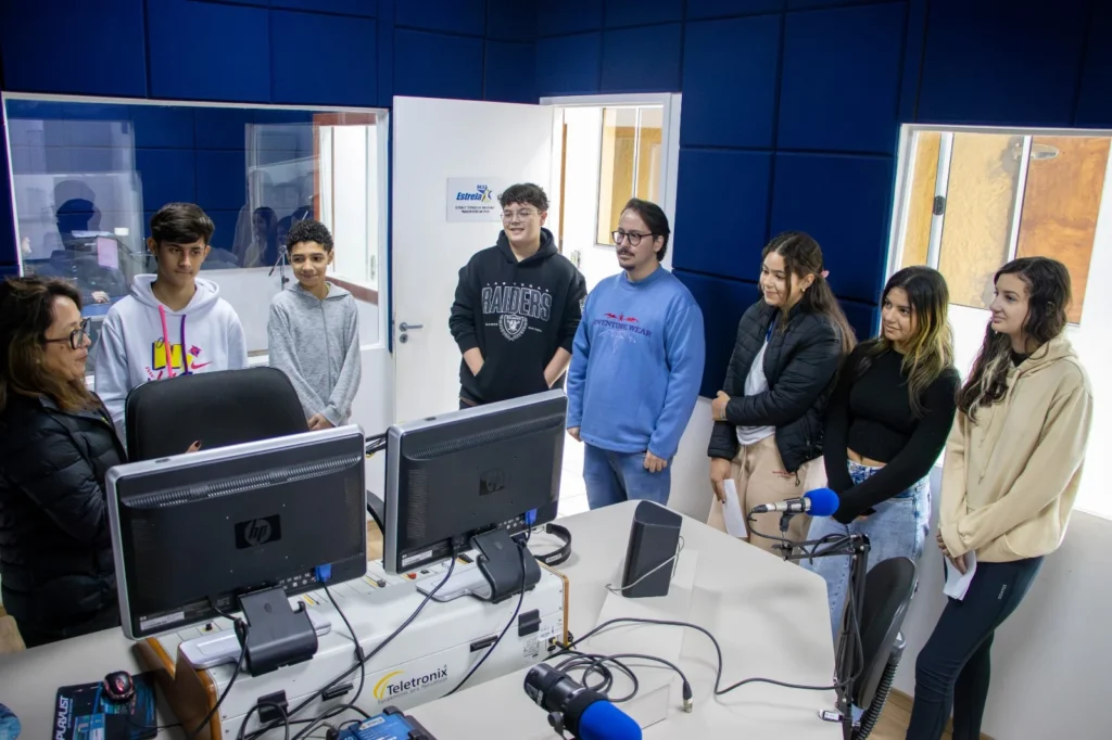 alunos-de-jaguariuna-participam-de-experiencias-na-radio-estrela-fm