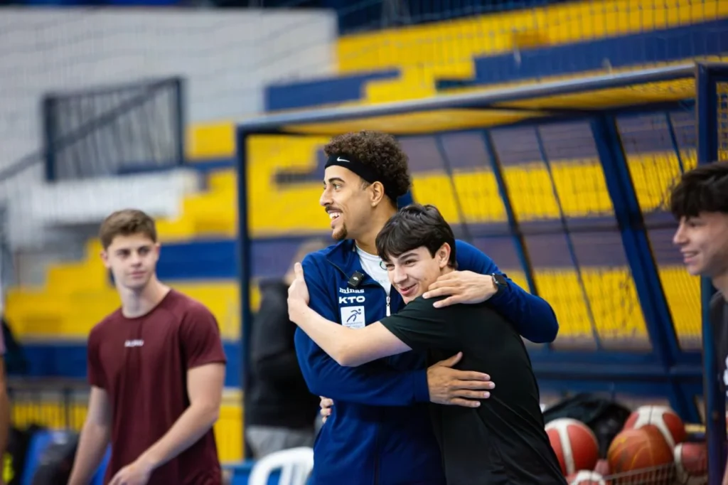JAGUARIÚNA RECEBE VISITA DE JOGADOR DA NBA jaguariuna-recebe-visita-de-jogador-da-nba