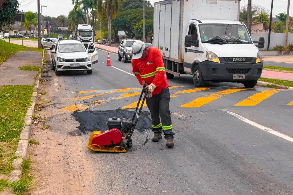 Prefeitura faz operação tapa-buracos na Avenida Laércio José Gothardo prefeitura-realiza-operacao-tapa-buracos-na-avenida-laercio-jose-gothardo