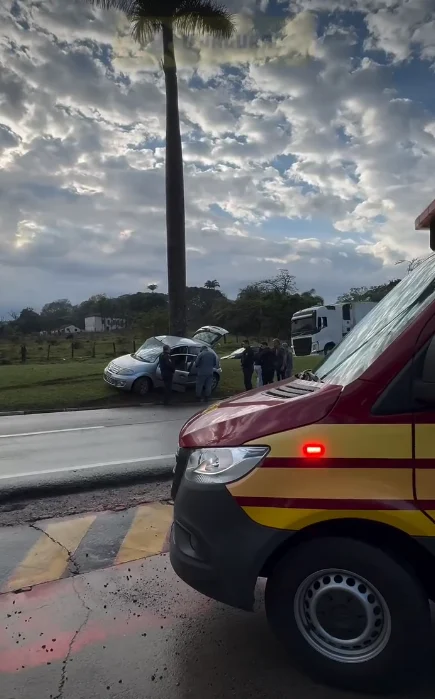 Motorista fica ferida depois de bater carro contra palmeira na SP-95, em Jaguariúna motorista-fica-ferida-apos-bater-carro-contra-palmeira-na-sp-95,-em-jaguariuna
