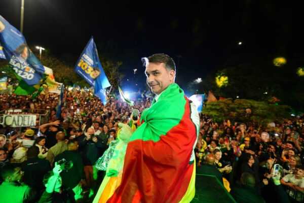 Flávio cobra posicionamento de Lula sobre Moraes: “Tem o rabo preso” flavio-cobra-posicionamento-de-lula-sobre-moraes:-“tem-o-rabo-preso”
