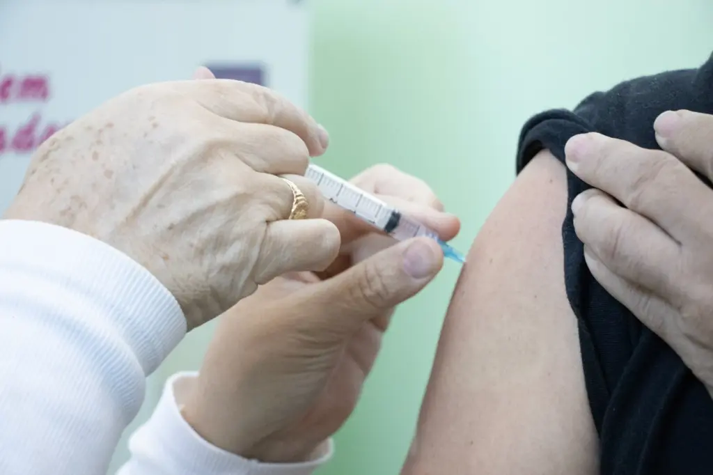 Vacinação contra pneumonia inicia para idosos de 85+ em Jaguariúna vacinacao-contra-pneumonia-inicia-para-idosos-de-85+-em-jaguariuna